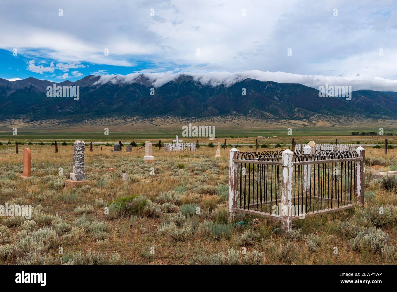 Blick auf einen Friedhof mit Bergen im Hintergrund, in der Nähe von Villa Grove, im Bundesstaat Colorado, USA Stockfoto
