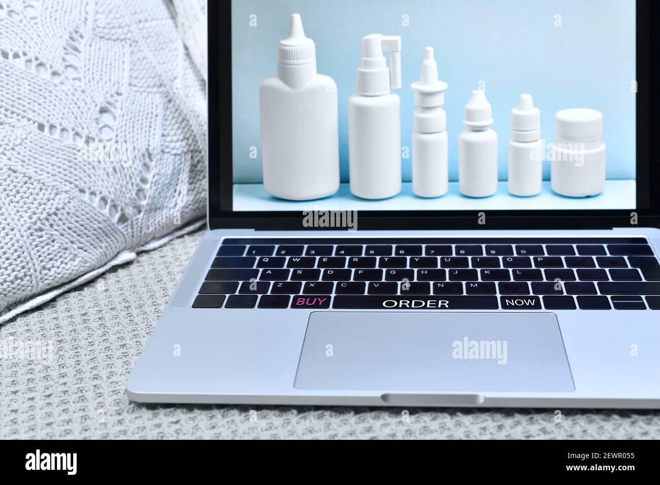 Online-Bestellung verschiedener Medikamente nach Hause, in einer Online-Apotheke mit einem Laptop. Stockfoto