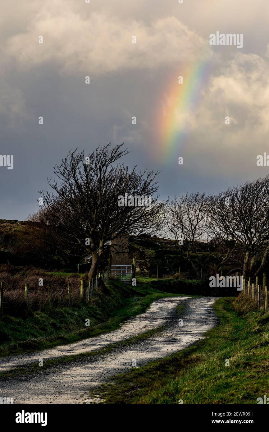 Rural Irland Lane und Regenbogen, County Donegal. Stockfoto