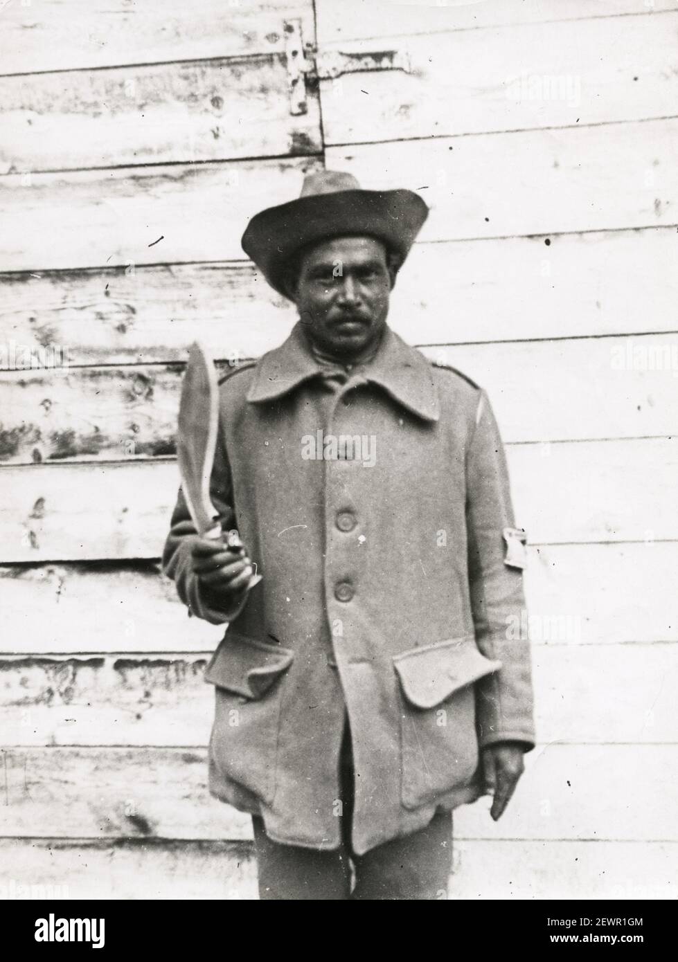 Vintage World war One Photograph - WWI: Gurkha Solider und kukri, Messer. Stockfoto