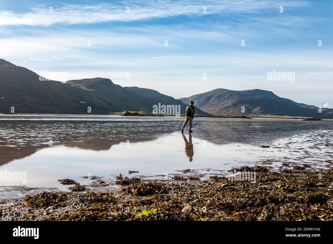 Mann, der an einem Strand auf dem Wild Atlantic Way, County Donegal, Irland, läuft Stockfoto