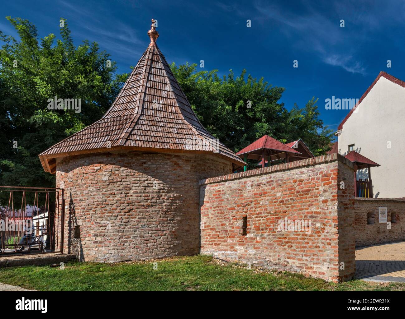 Mittelalterlicher Turm und Mauer, in Hajduszoboszlo, große ungarische Ebene, Ungarn, Mitteleuropa Stockfoto