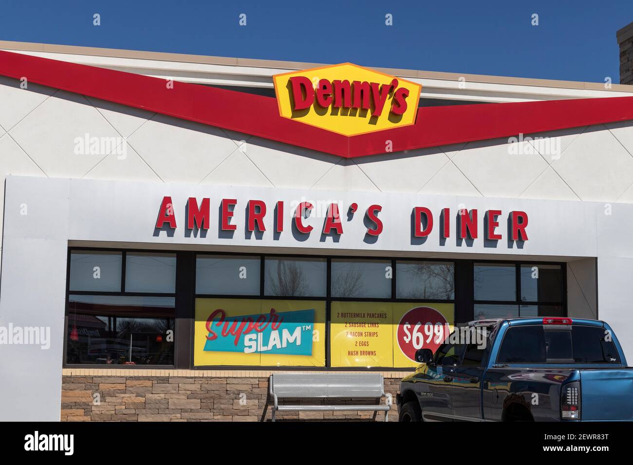 WHITESTOWN - circa März 2021: Denny's Fast Casual Restaurant und Diner. Dennys ist seit Generationen ein beliebter Nachtschicht. Stockfoto