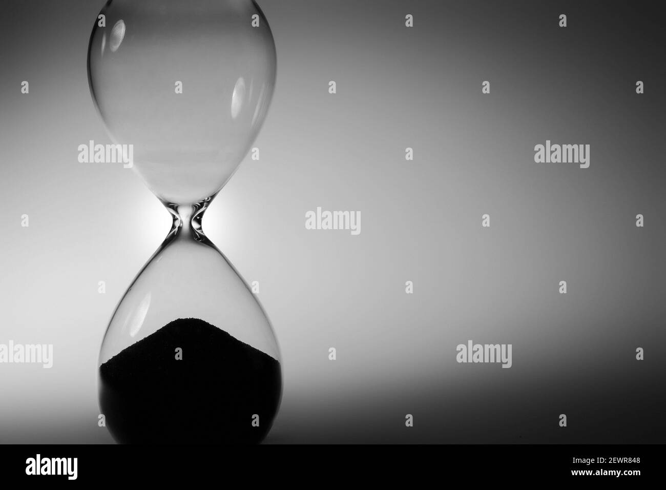 Schwarzweiß-Foto der Sanduhr Nahaufnahme Stockfoto