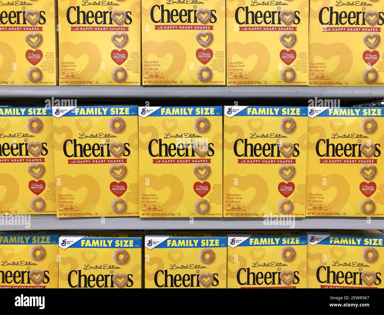 Indianapolis - ca. Februar 2021: Cheerios Hafer Getreideanzeige. Cheerios ist ein Produkt von General Mills und behauptet, Cholesterin zu senken und zu verbessern Stockfoto