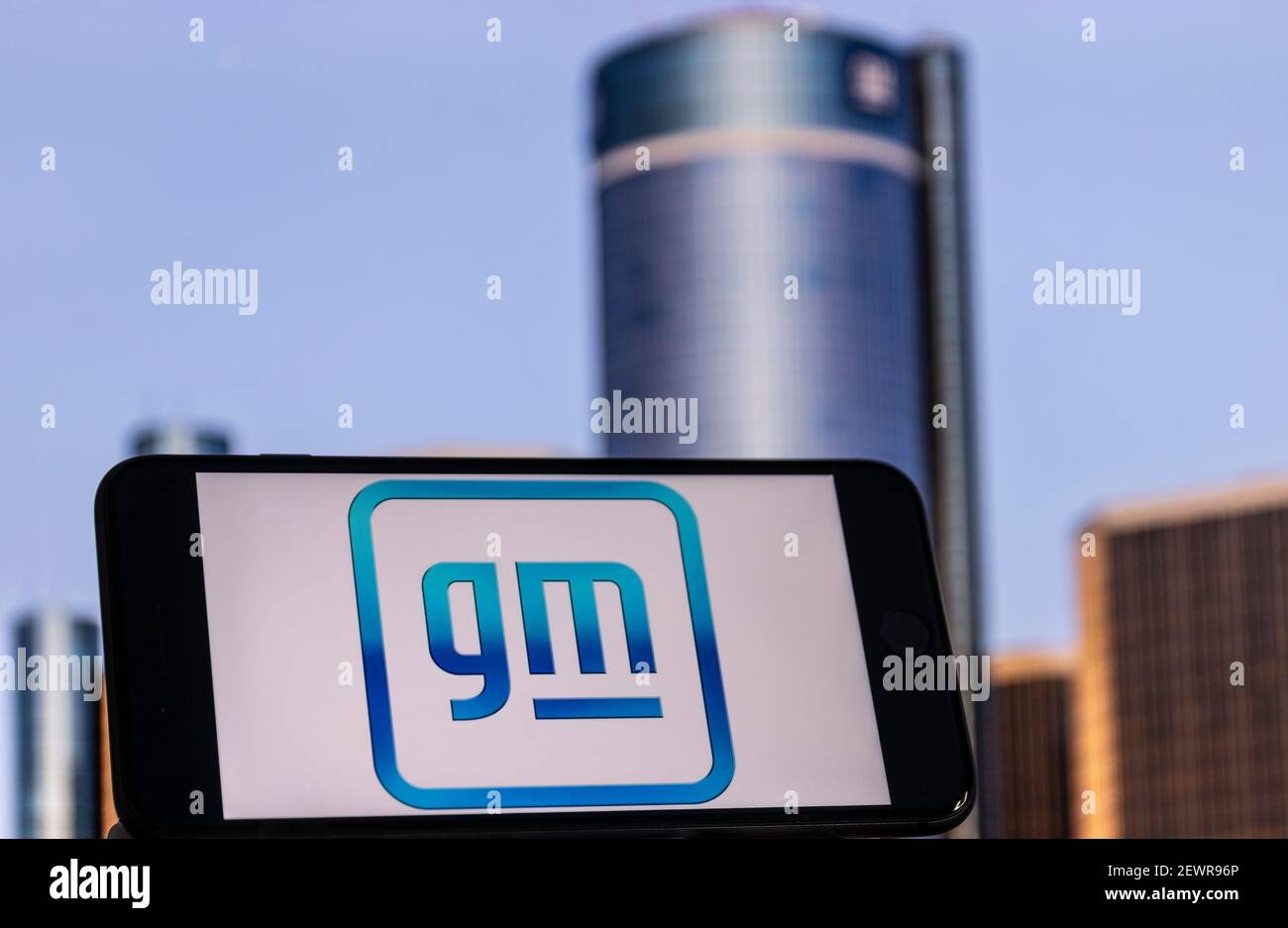 Indianapolis - ca. Februar 2021: General Motors neues Logo vor GM-Hauptquartier. GM fördert das neue Symbol mit dem Ziel, nur zu verkaufen Stockfoto