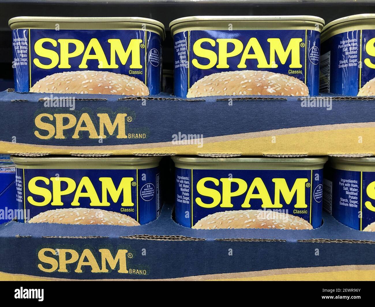 Indianapolis - circa Februar 2021: SPAM-Konserven-Fleisch-Display. SPAM wurde während des Krieges populär und berühmt und ist auf der ganzen Welt populär. Stockfoto