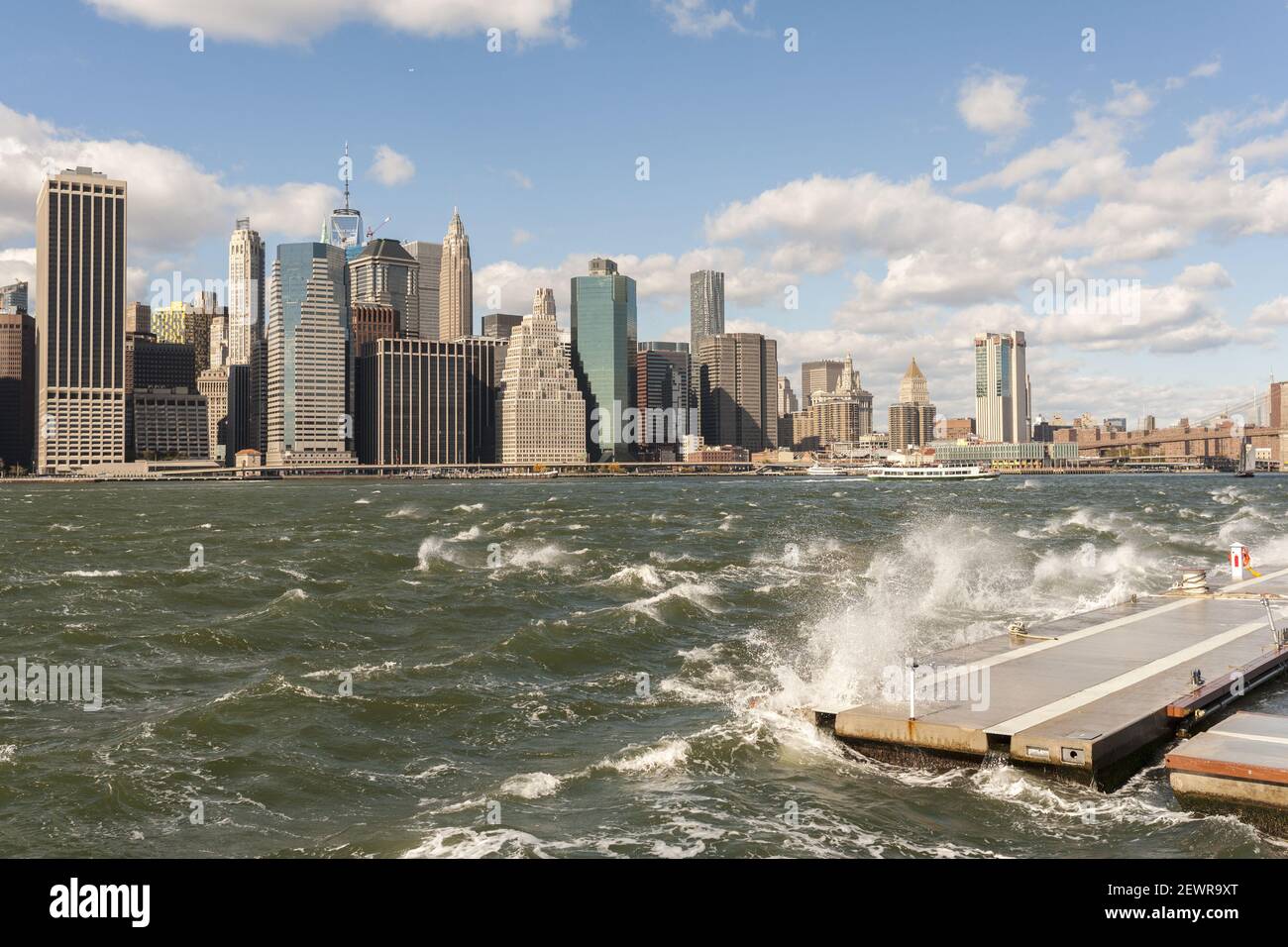 Das windige, raue Wasser des East River bricht am Sonntag, den 23. Oktober 2016, im Brooklyn Bridge Park in New York gegen einen Wellenbrecher. US News and World Report berichtete, dass New York aufgrund von Faktoren wie Wirtschaft, Chancen, Infrastruktur, Bildung usw. nur 17th in dem Bericht rangierte. Massachusetts kam als Nummer eins heraus, wobei Louisiana zuletzt kam. (Foto von Richard B. Levine) *** Bitte nutzen Sie die Gutschrift aus dem Kreditfeld *** Stockfoto