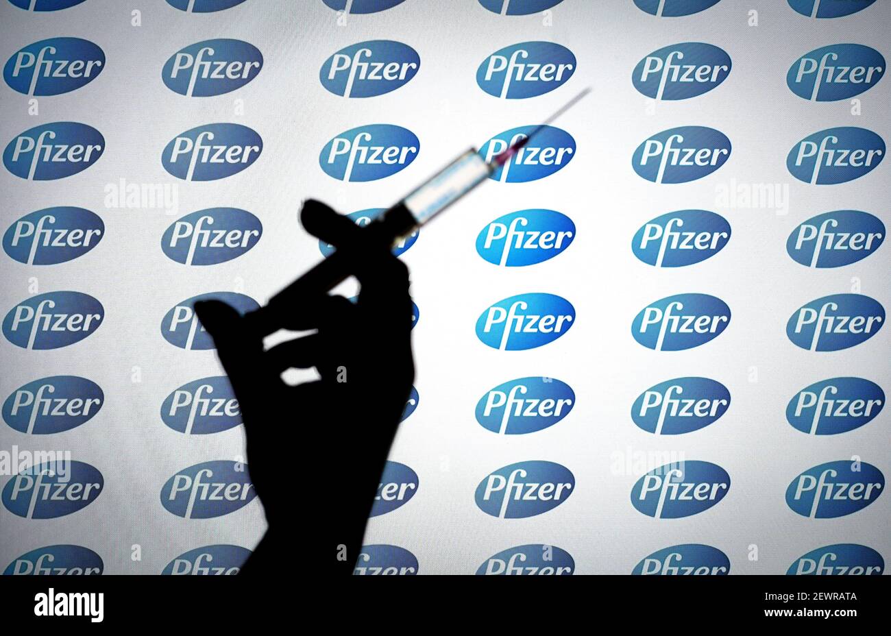 Polen. März 2021, 01st. Das Pfizer-Logo ist mit einer Spritze und einer Nadel auf dieser Fototafel in Warschau, Polen, am 1. März 2021 zu sehen. Pfizer geht davon aus, die Zeit, die für die Herstellung einer Charge COVID-19-Impfstoff benötigt wird, von 110 Tagen auf durchschnittlich 60 Tage zu halbieren, da dies den Prozess effizienter macht und die Produktion ausgebaut wird, teilte das Unternehmen heute den USA mit. (Foto von Jaap Arriens/Sipa USA) Quelle: SIPA USA/Alamy Live News Stockfoto