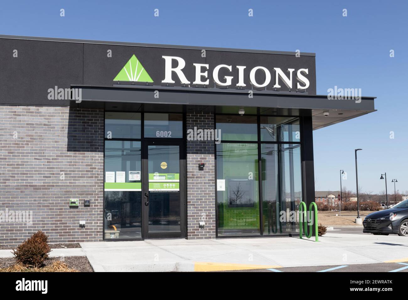 WHITESTOWN - circa März 2021: Regionalbank. Die Regions Financial Corporation ist das einzige Mitglied der Fortune 500 mit Sitz in Alabama. Stockfoto WHITESTOWN - circa März 2021: Regionalbank. Die Regions Financial Corporation ist das einzige Mitglied der Fortune 500 mit Sitz in Alabama. Stockfoto