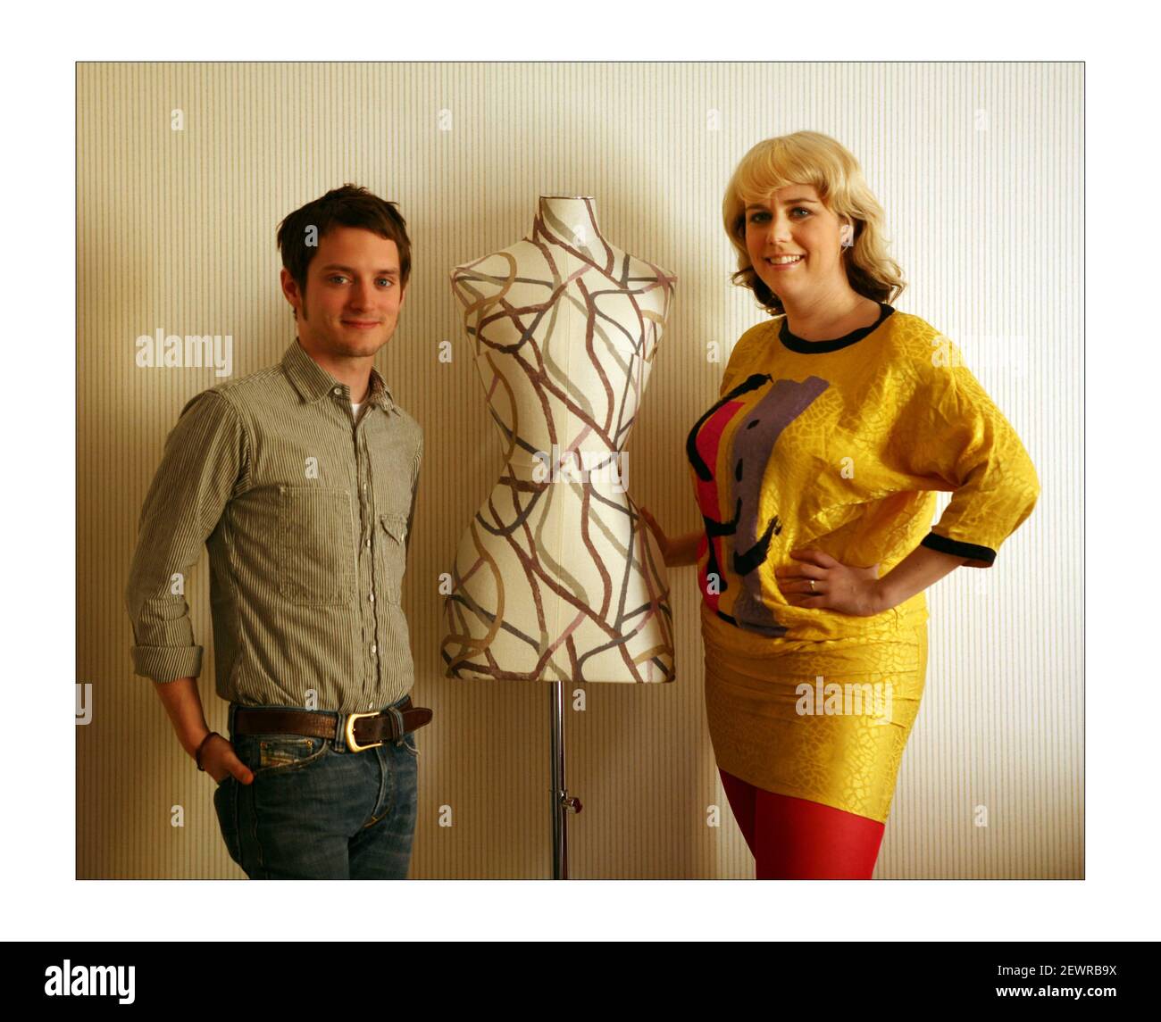 Elijah Wood mit Heloise Williams von Heloise und dem Savoir Faire in einem Hotel in Sohophotograph von David Sandison The Unabhängige 8/4/2008 Stockfoto