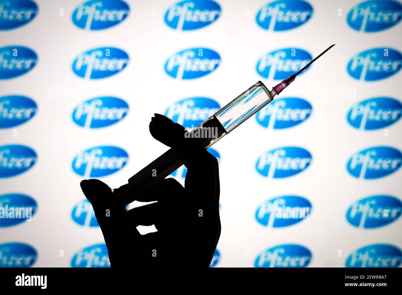 Polen. März 2021, 01st. Das Pfizer-Logo ist mit einer Spritze und einer Nadel auf dieser Fototafel in Warschau, Polen, am 1. März 2021 zu sehen. Pfizer geht davon aus, die Zeit, die für die Herstellung einer Charge COVID-19-Impfstoff benötigt wird, von 110 Tagen auf durchschnittlich 60 Tage zu halbieren, da dies den Prozess effizienter macht und die Produktion ausgebaut wird, teilte das Unternehmen heute den USA mit. (Foto von Jaap Arriens/Sipa USA) Quelle: SIPA USA/Alamy Live News Stockfoto