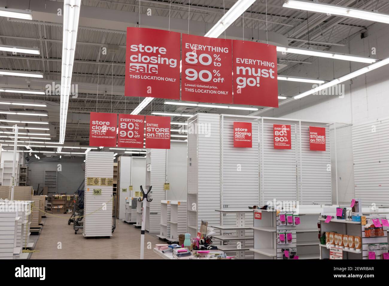 Indianapolis - circa Februar 2021: Geschäft schließen und riesige Rabatt-Zeichen angezeigt bei einem bald aus dem Geschäft Clearance Verkauf sein. Alles muss gehen Stockfoto