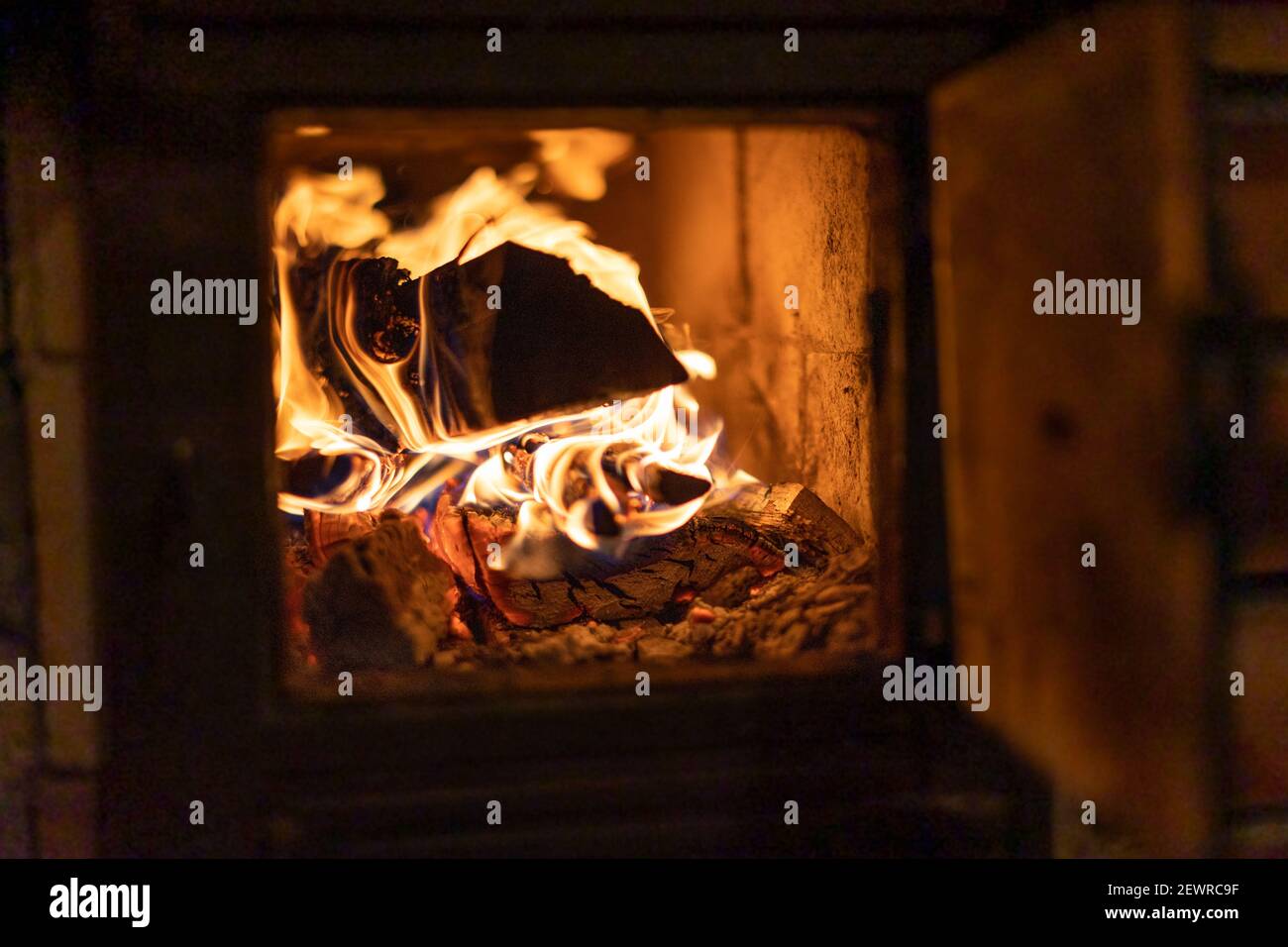 Traditioneller Kaminofen mit brennendem Feuer, Polen Stockfoto