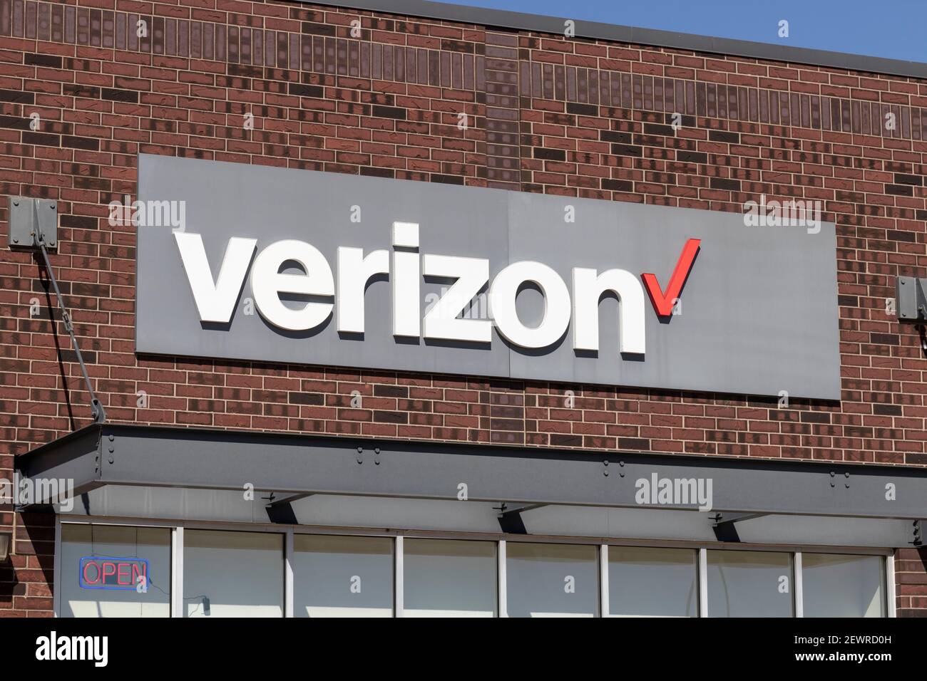 Indianapolis - Circa März 2021: Verizon Wireless Retail Location. Verizon liefert drahtlose Glasfaserverbindungen mit hoher Kapazität und 5G-Kommunikation. Stockfoto