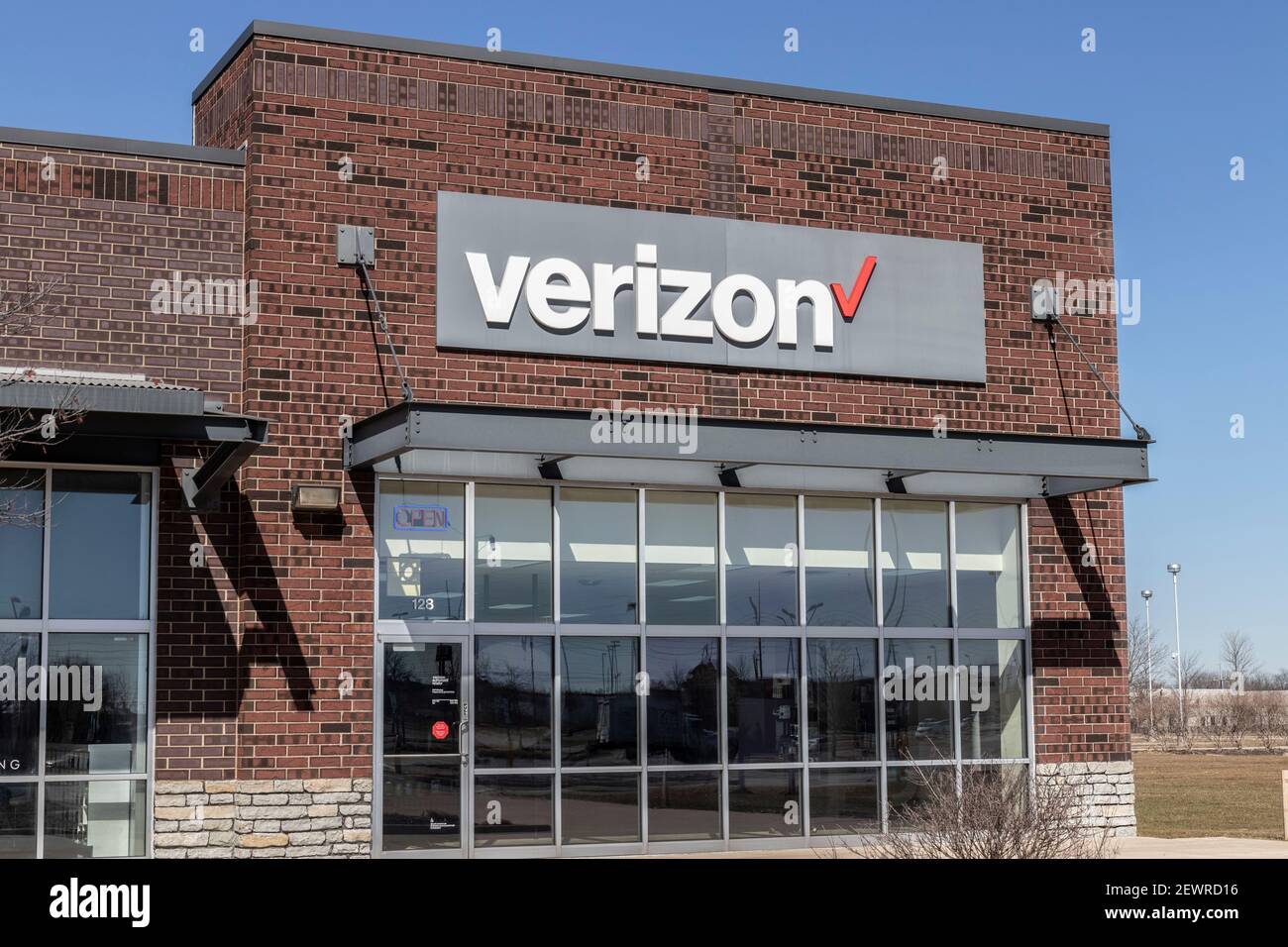 Indianapolis - Circa März 2021: Verizon Wireless Retail Location. Verizon liefert drahtlose Glasfaserverbindungen mit hoher Kapazität und 5G-Kommunikation. Stockfoto