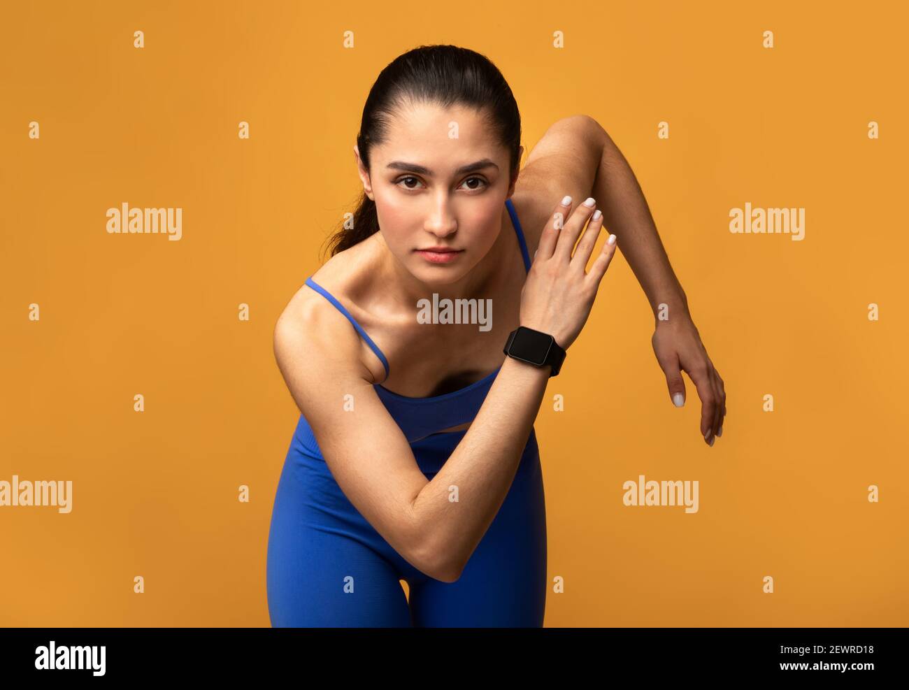 Seriöse Frau, die im Studio auf die Kamera zuläuft Stockfoto