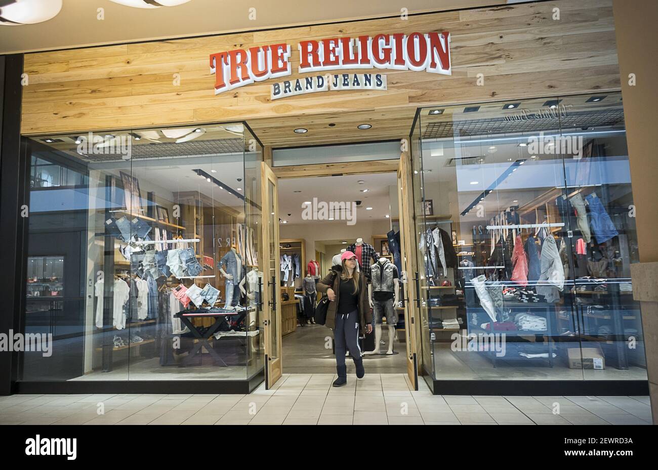 Ein echtes Religion Jeansgeschäft in der Queens Center Mall in New York am Freitag, 8. April 2016. Mit Schulden gesattelt, True Religion hat sich anderen Einzelhändlern angeschlossen und hat für eine vorgepackte Kapitel 11 Konkurs eingereicht. (Foto von Richard B. Levine) *** Bitte nutzen Sie die Gutschrift aus dem Kreditfeld *** Stockfoto
