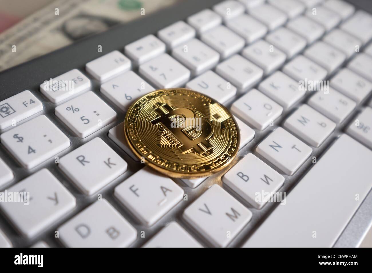 Bitcoin Kryptowährung Münze auf dem Hintergrund der Tastatur Stockfoto