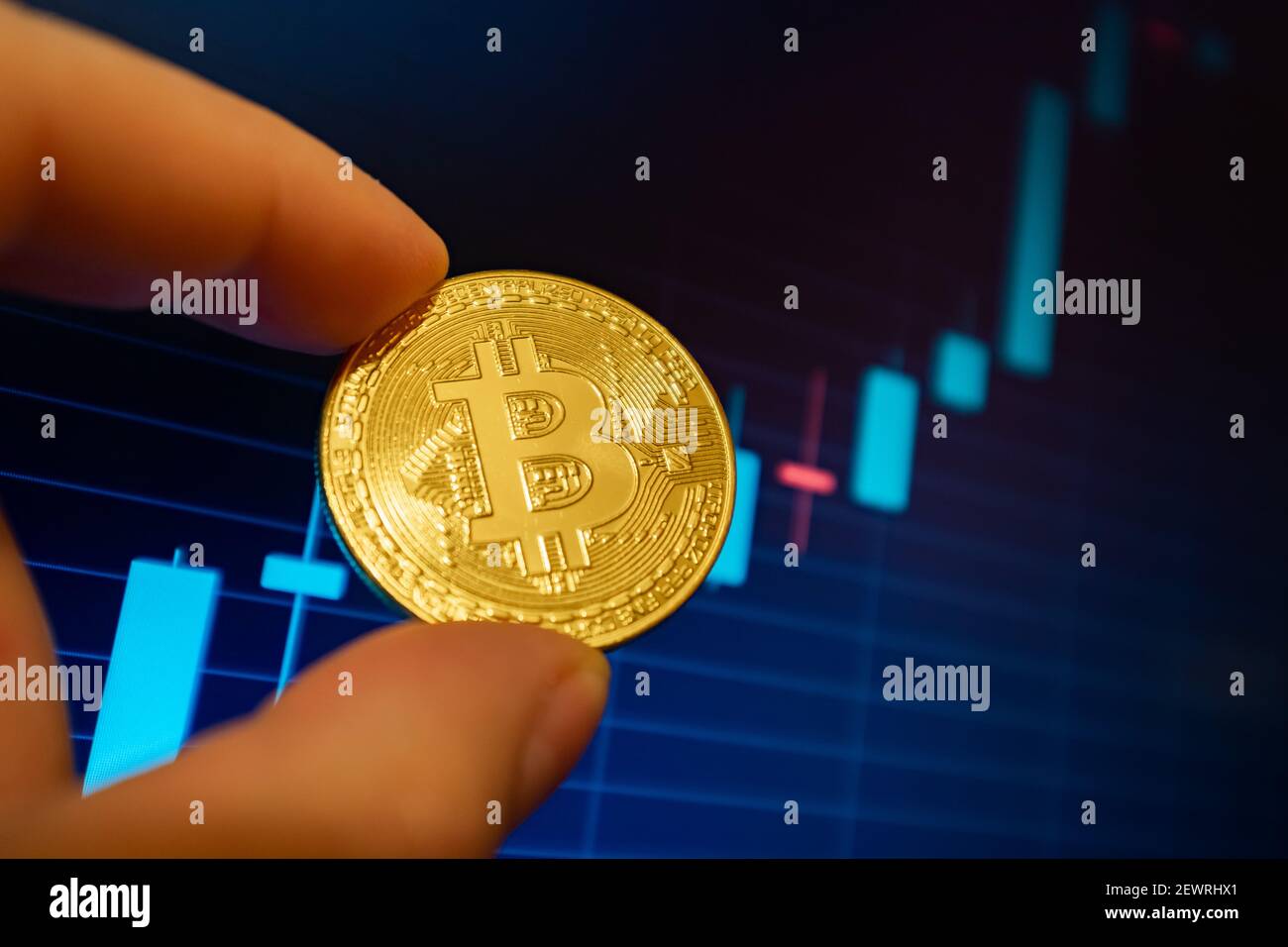 Bitcoin Kryptowährung Münze auf dem Hintergrund des Diagramms Stockfoto