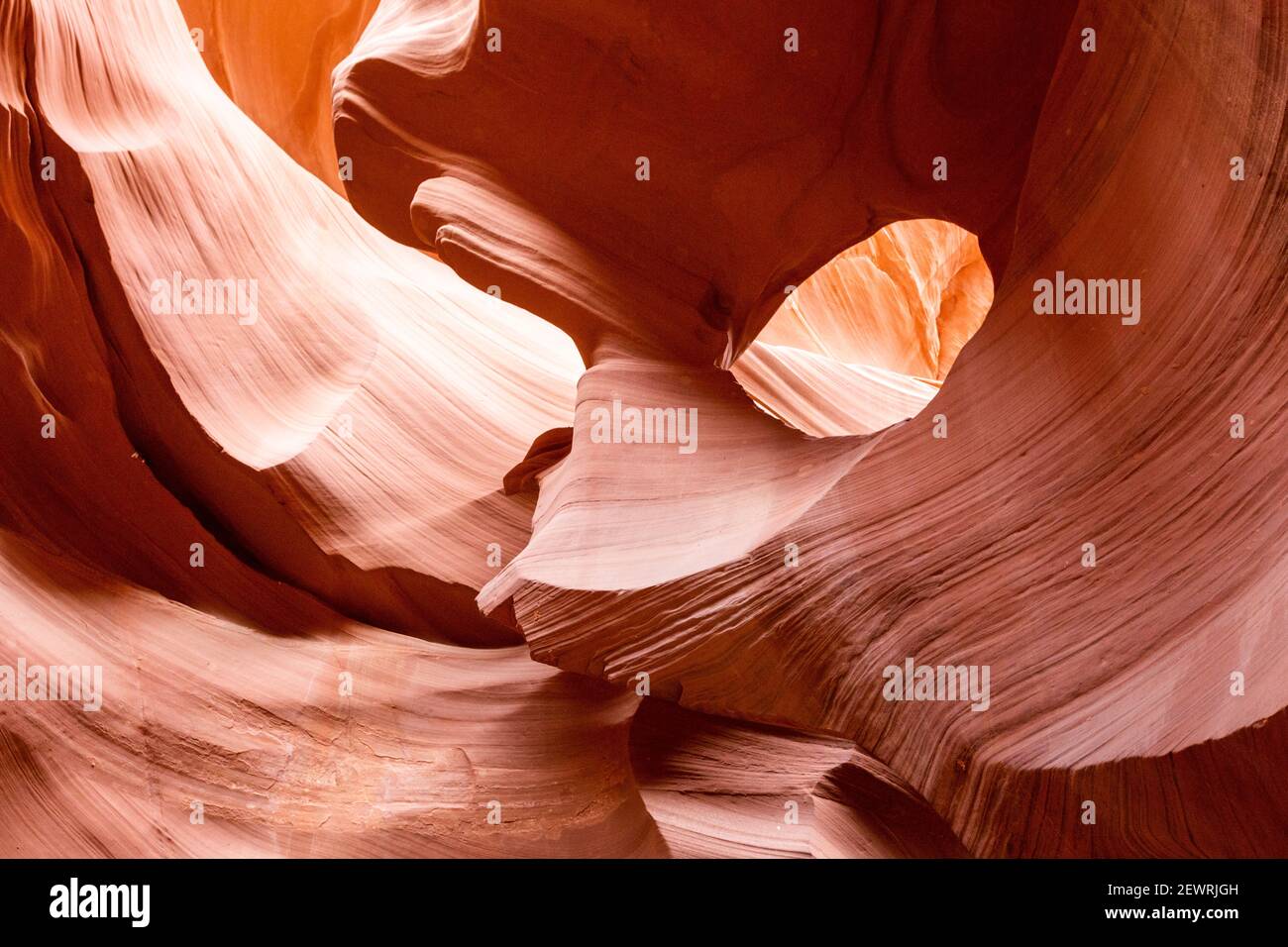 Wassererodierter Navajo-Sandstein bildet einen Slot Canyon im Upper Antelope Canyon, Navajo Land, Arizona, USA, Nordamerika Stockfoto