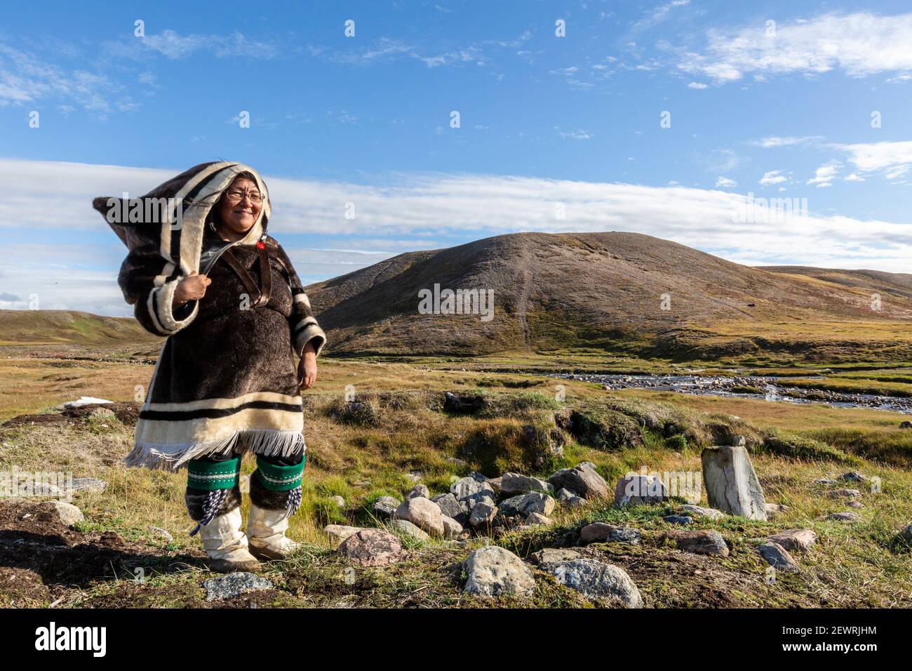 Inuit Frau in traditioneller handgemachter Kleidung, Pond Inlet, Mittimatalik, im Norden von Baffin Island, Nunavut, Kanada, Nordamerika Stockfoto