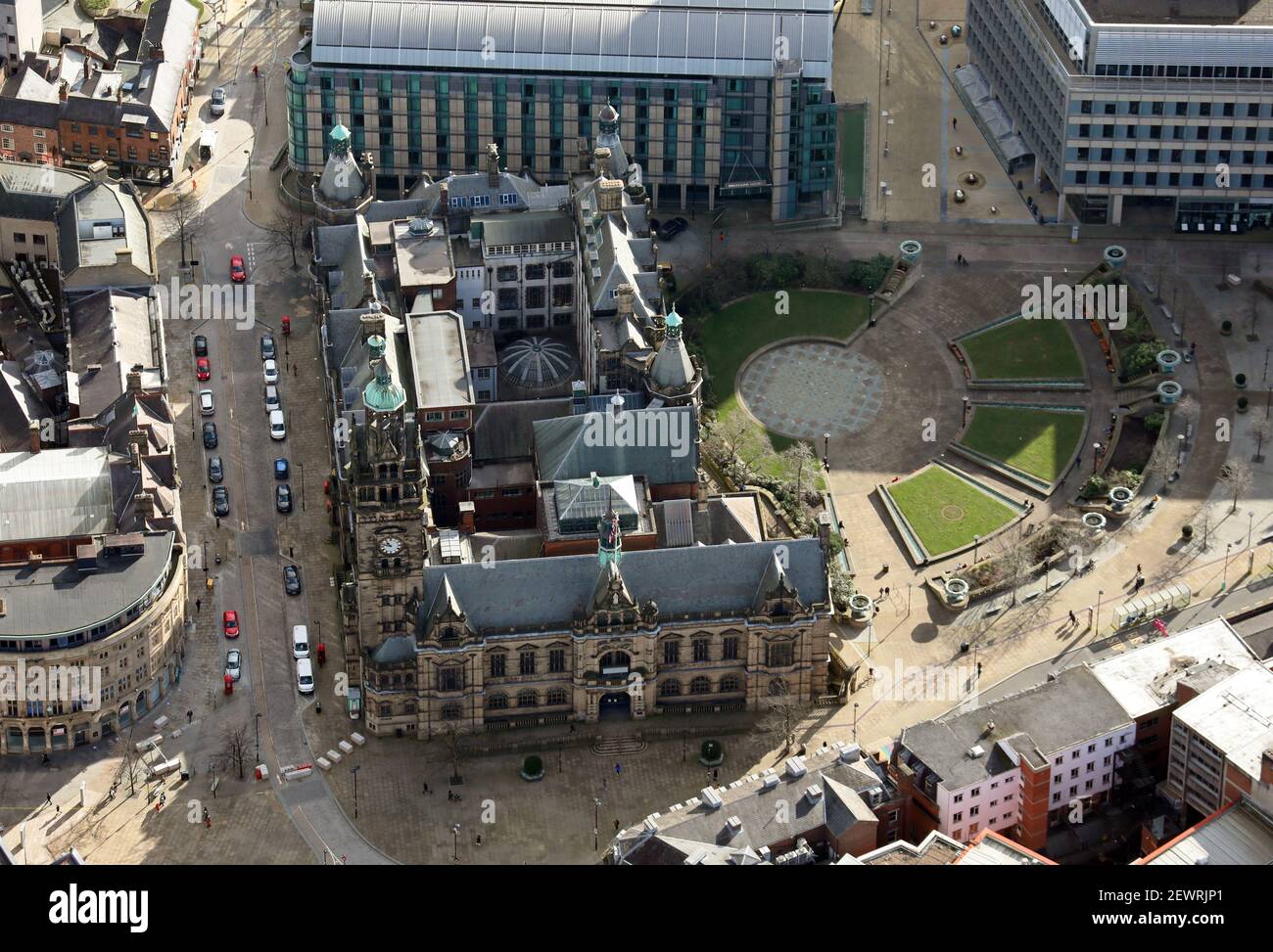 Luftaufnahme des Rathauses von Sheffield mit Peace Gardens & Mercure Hotel) Stockfoto