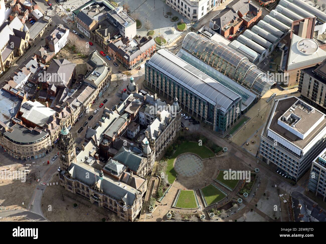 Luftaufnahme des Sheffield Town Hall mit Peace Gardens, Winter Garden und Mercure Hotel) Stockfoto