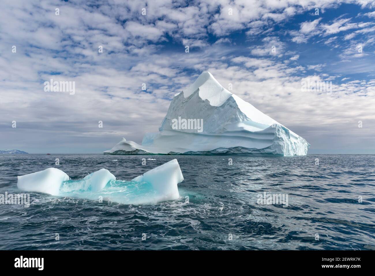 Riesige Eisberge am Kap Brewster, dem östlichsten Punkt der zerklüfteten und bergigen Savoia-Halbinsel, Grönland, Polarregionen Stockfoto