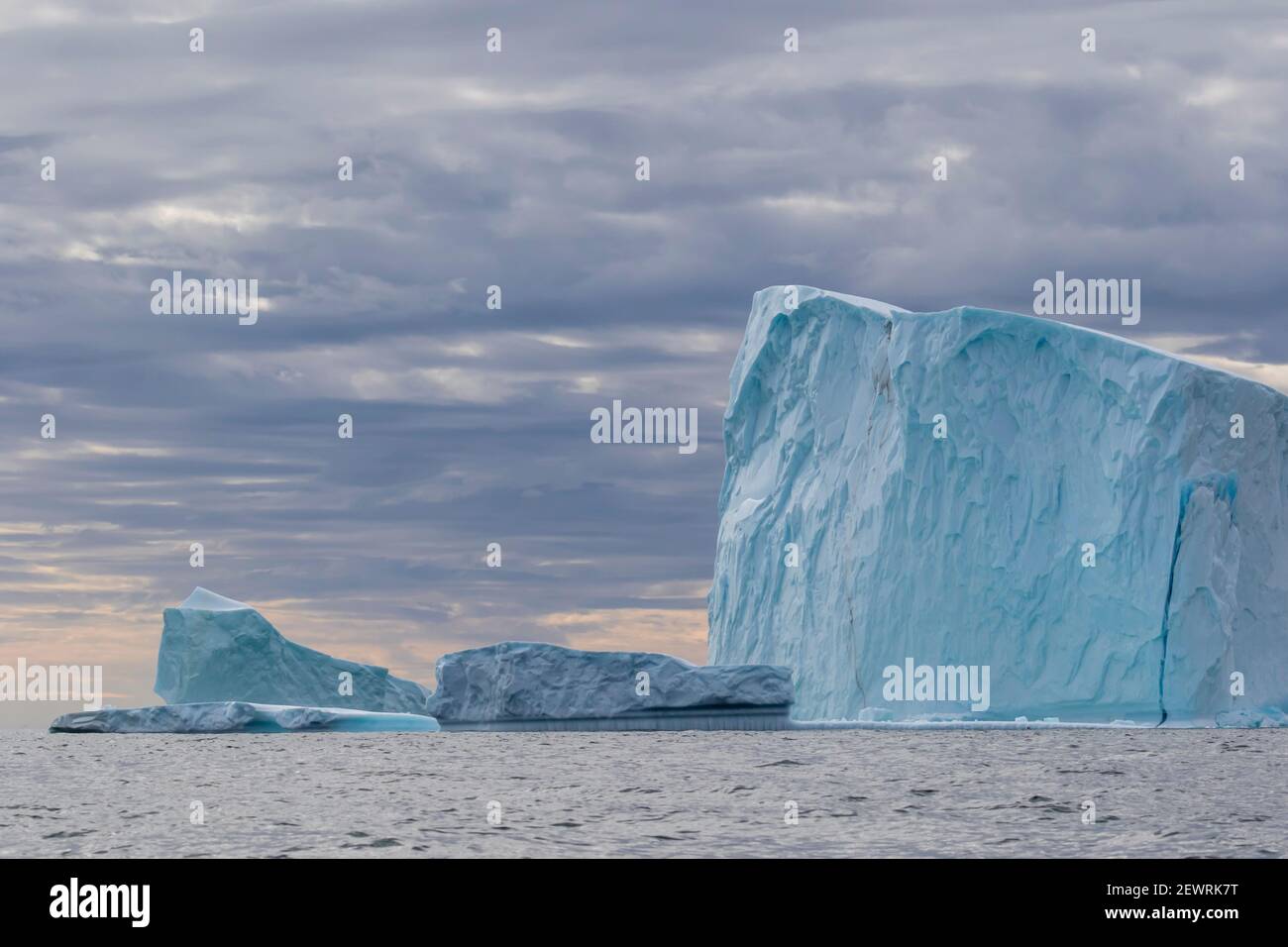 Riesige Eisberge am Kap Brewster, dem östlichsten Punkt der zerklüfteten und bergigen Savoia-Halbinsel, Grönland, Polarregionen Stockfoto