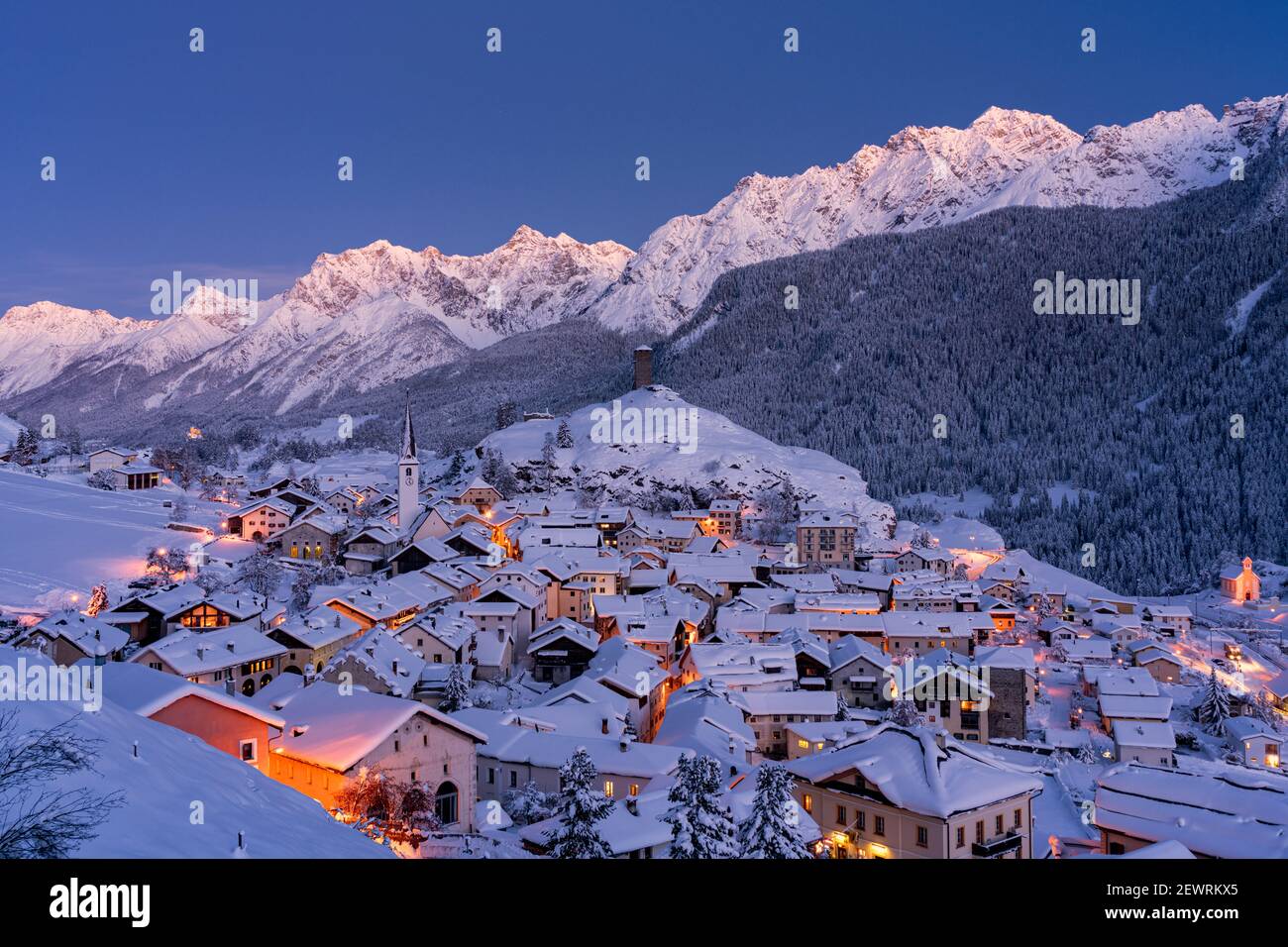 Traditionelle Häuser mit Schnee bedeckt während der Winterdämmerung, Ardez, Engadin, Graubünden Kanton, Schweiz, Europa Stockfoto