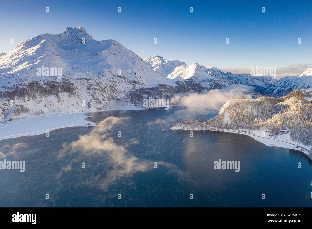 Luftaufnahme des Sils-Sees, Plaaun da Lej und Isola nach Schneefall, Region Maloja, Engadin, Kanton Graubünden, Schweiz, Europa Stockfoto