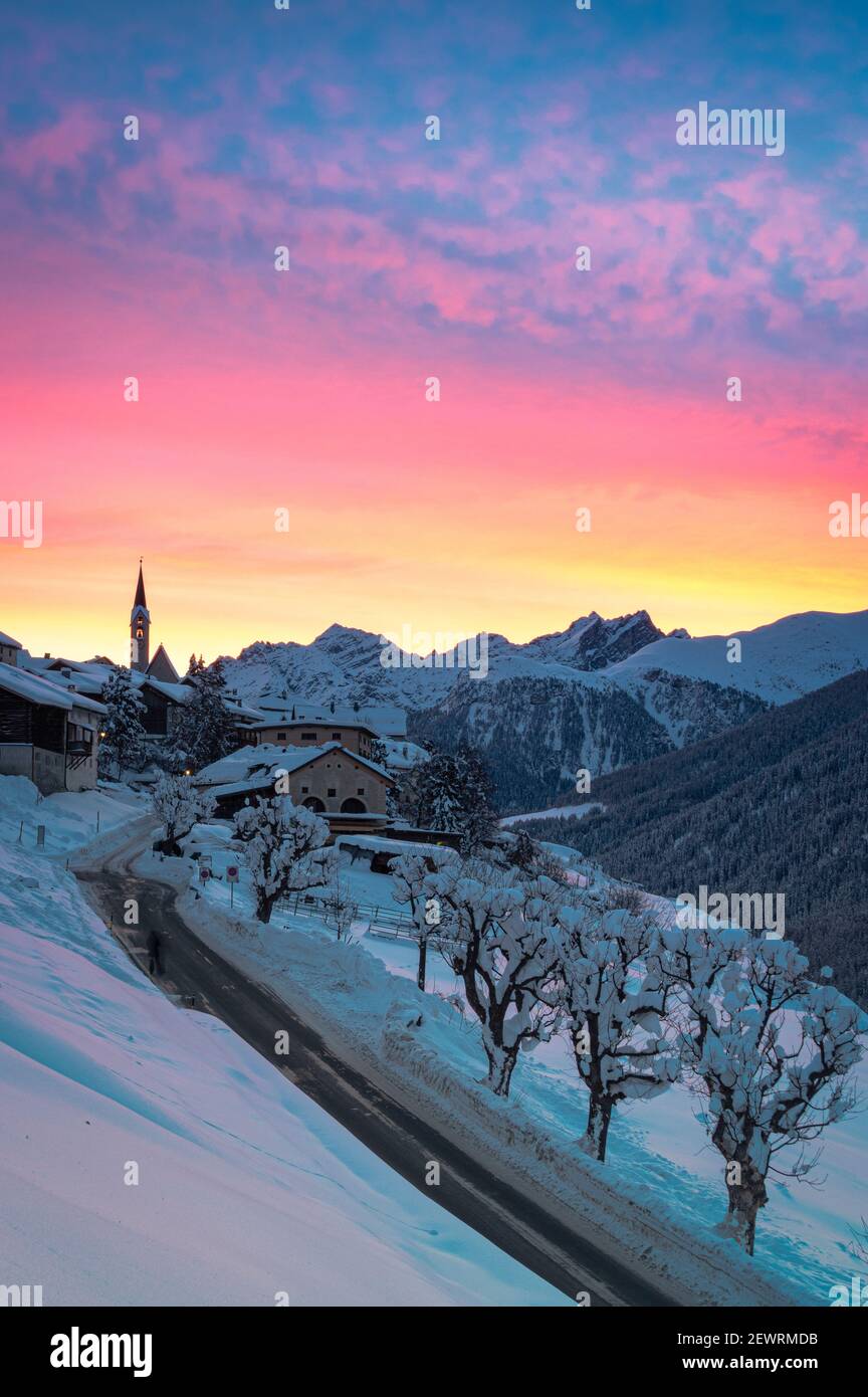 Sonnenaufgang auf leerer Straße Richtung Guarda nach einem Winterschnee, Unterengadin, Kanton Graubünden, Schweiz, Europa Stockfoto