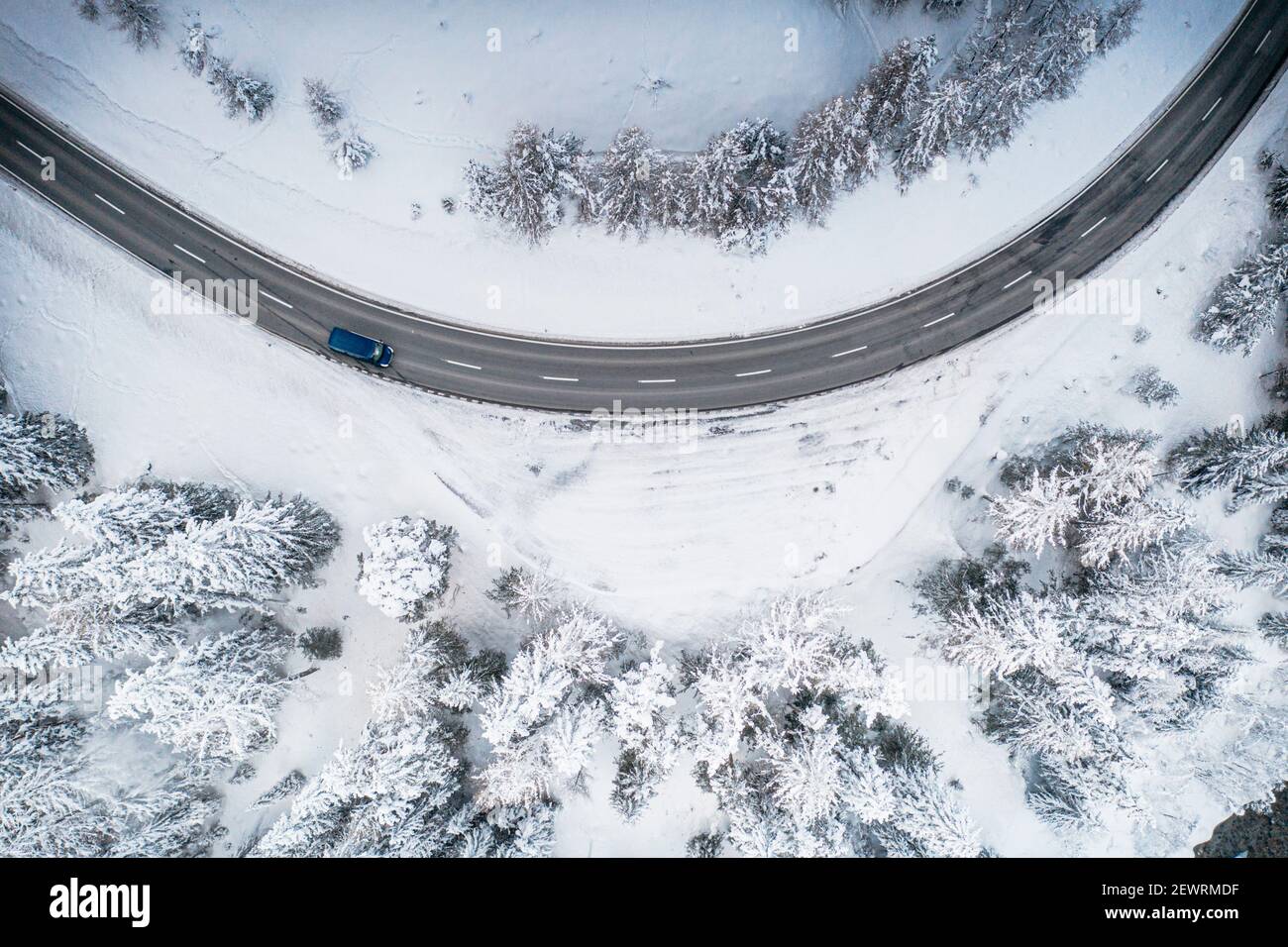 Autofahren auf Kurven auf verschneiten Bergstraßen von oben, Schweiz, Europa Stockfoto
