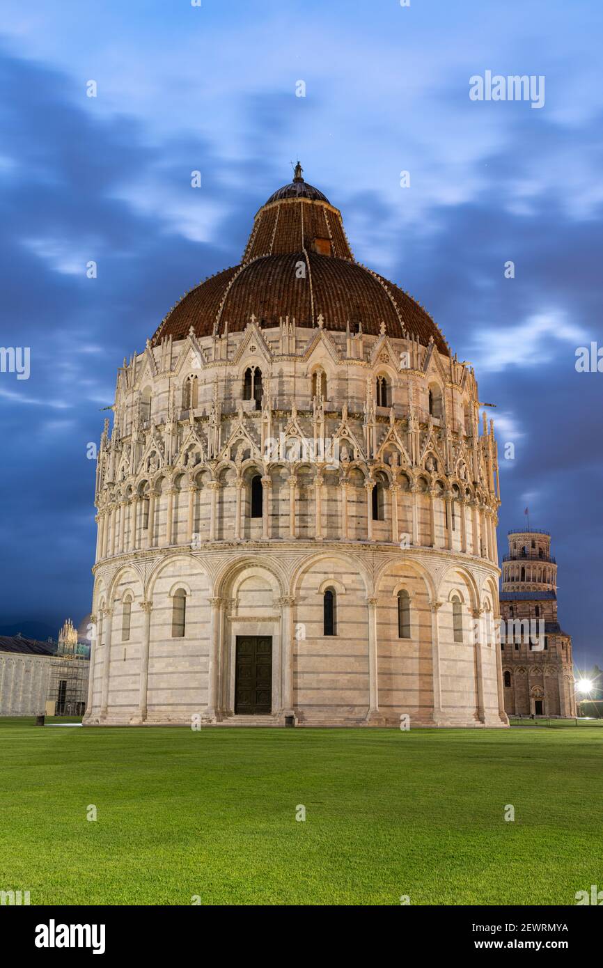 Vorderansicht von Pisa Baptisterium St. John in der Abenddämmerung, Piazza dei Miracoli (Piazza del Duomo), UNESCO-Weltkulturerbe, Pisa, Toskana, Italien, Europa Stockfoto
