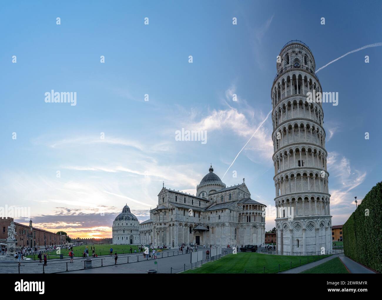 Die weltberühmte Piazza dei Miracoli mit dem Baptisterium, der Kathedrale von Pisa (Duomo) und dem Schiefen Turm, UNESCO-Weltkulturerbe, Pisa, Toskana, Italien Stockfoto
