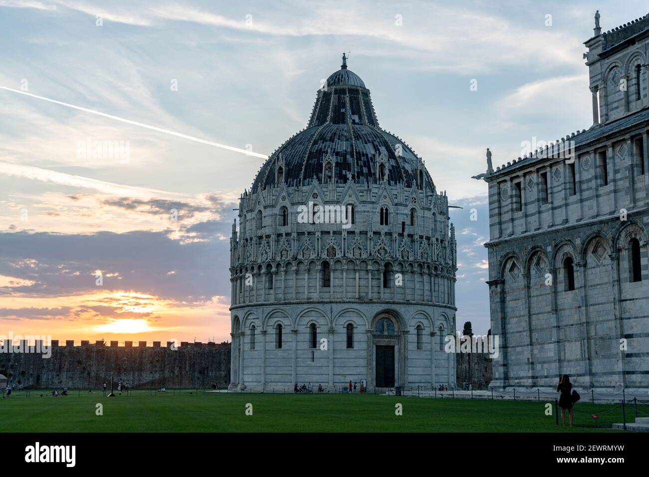 Frau bewundern die majestätische Kathedrale von Pisa (Duomo) und Baptisterium bei Sonnenuntergang, Piazza dei Miracoli, UNESCO-Weltkulturerbe, Pisa, Toskana, Italien Stockfoto