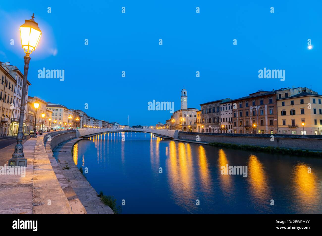 Alte Laternen und Gebäude in der Abenddämmerung mit Ponte di Mezzo Brücke am Ufer des Arno, Lungarno, Pisa, Toskana, Italien, Europa Stockfoto