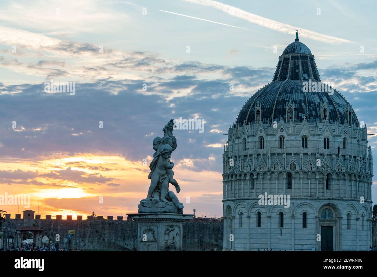 Statuen und Kuppel des Baptisteriums bei Sonnenuntergang, Piazza dei Miracoli (Piazza del Duomo), UNESCO-Weltkulturerbe, Pisa, Toskana, Italien, Europa Stockfoto