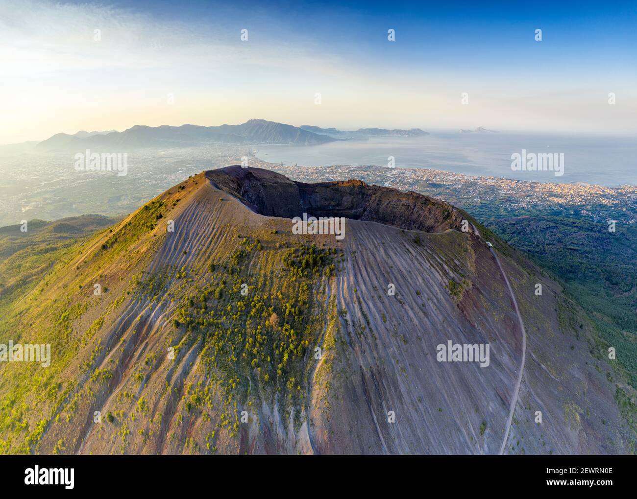 Luftaufnahme des Vesuv Kraters und Golf von Neapel bei Sonnenaufgang, Neapel, Kampanien, Italien, Europa Stockfoto