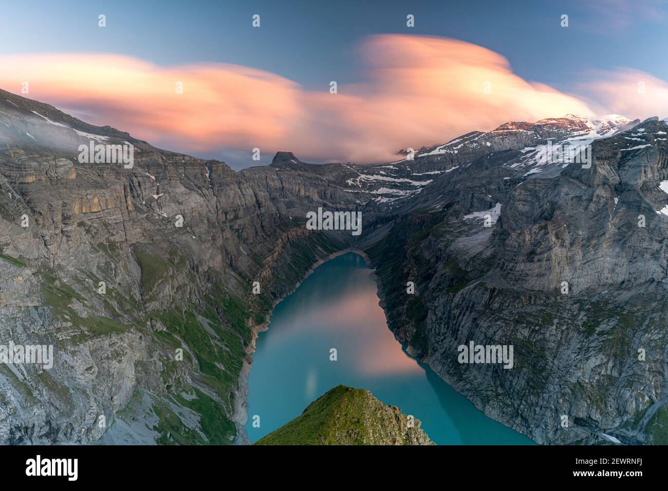 Wolken bei Sonnenuntergang über dem unberührten Limmernsee und Bergen, Luftbild, Kanton Glarus, Schweiz, Europa Stockfoto