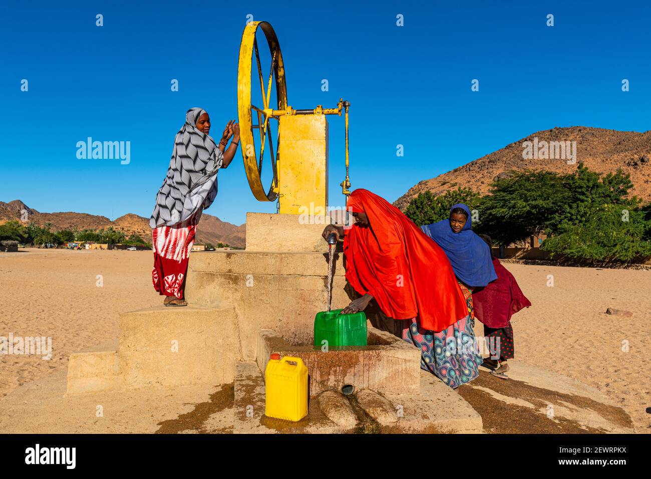 Lokale Frauen drehen Rad an einem Wasserbrunnen, Oase von Timia, Air Mountains, Niger, Afrika Stockfoto