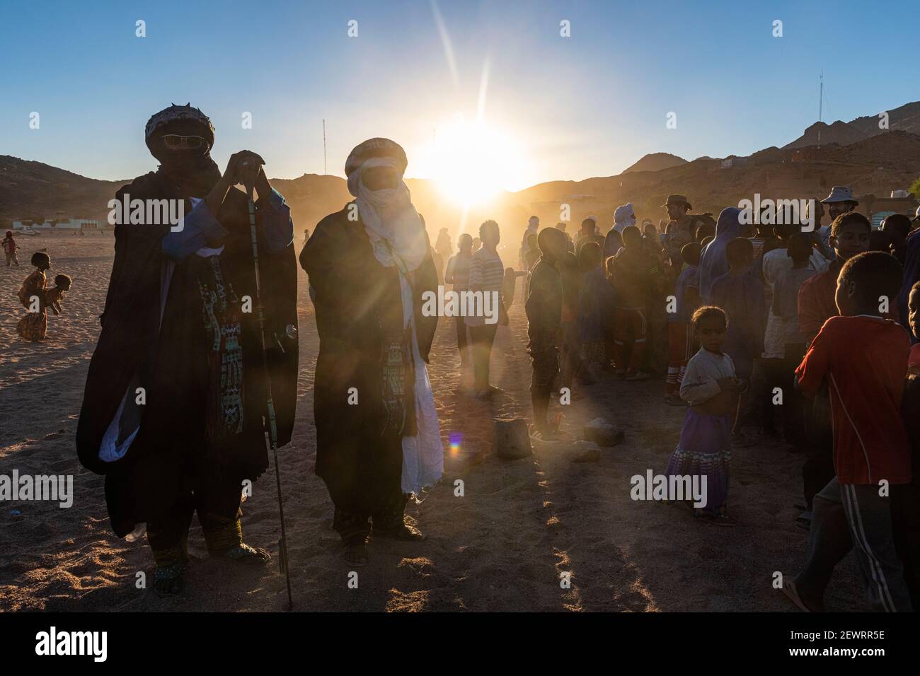 Hintergrundbeleuchtung einer Menge von Kindern und Tuareg Männer, Oase von Timia, Air Mountains, Niger, Afrika Stockfoto