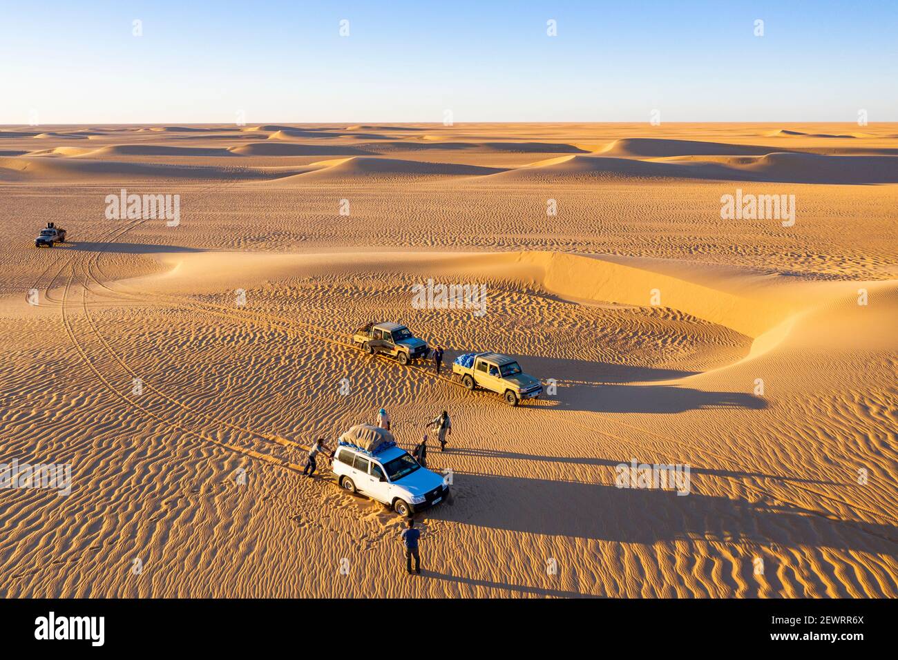 Antennen von Autos, die durch die Sanddünen der Tenere-Wüste, Sahara, Niger, Afrika fahren Stockfoto