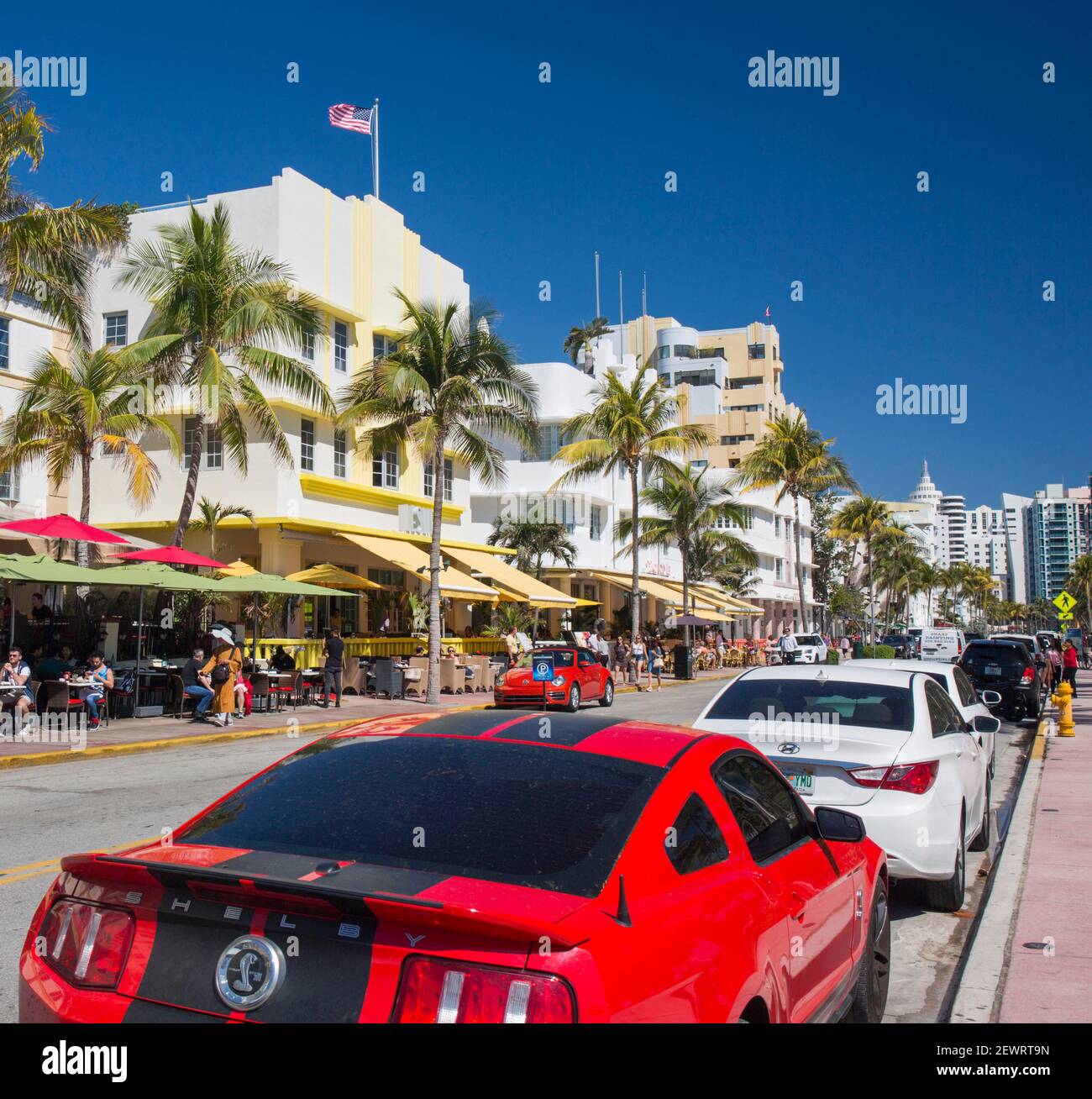 Blick entlang Ocean Drive, roter Ford Mustang im Vordergrund, Art Deco Historic District, South Beach, Miami Beach, Florida, Vereinigte Staaten von Amerika Stockfoto