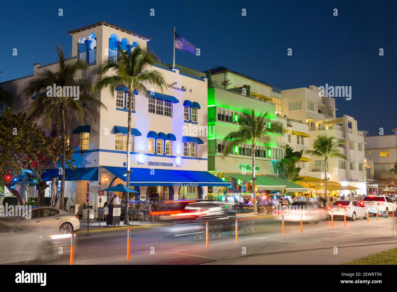 Farbenfrohe Hotelfassaden, die bei Nacht beleuchtet werden, Ocean Drive, historisches Art déco-Viertel, South Beach, Miami Beach, Florida, USA Stockfoto
