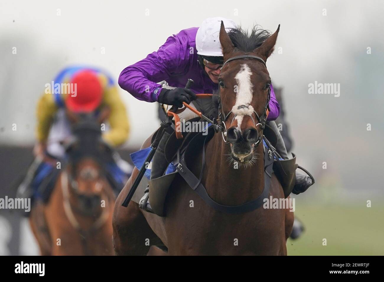 Jack Tudor Reiten Five Star Getaway Löschen Sie die letzte, um die Watch Racing TV in atemberaubenden HD Handicap Chase auf Wincanton Rennbahn zu gewinnen. Bilddatum: Mittwoch, 3. März 2021. Stockfoto