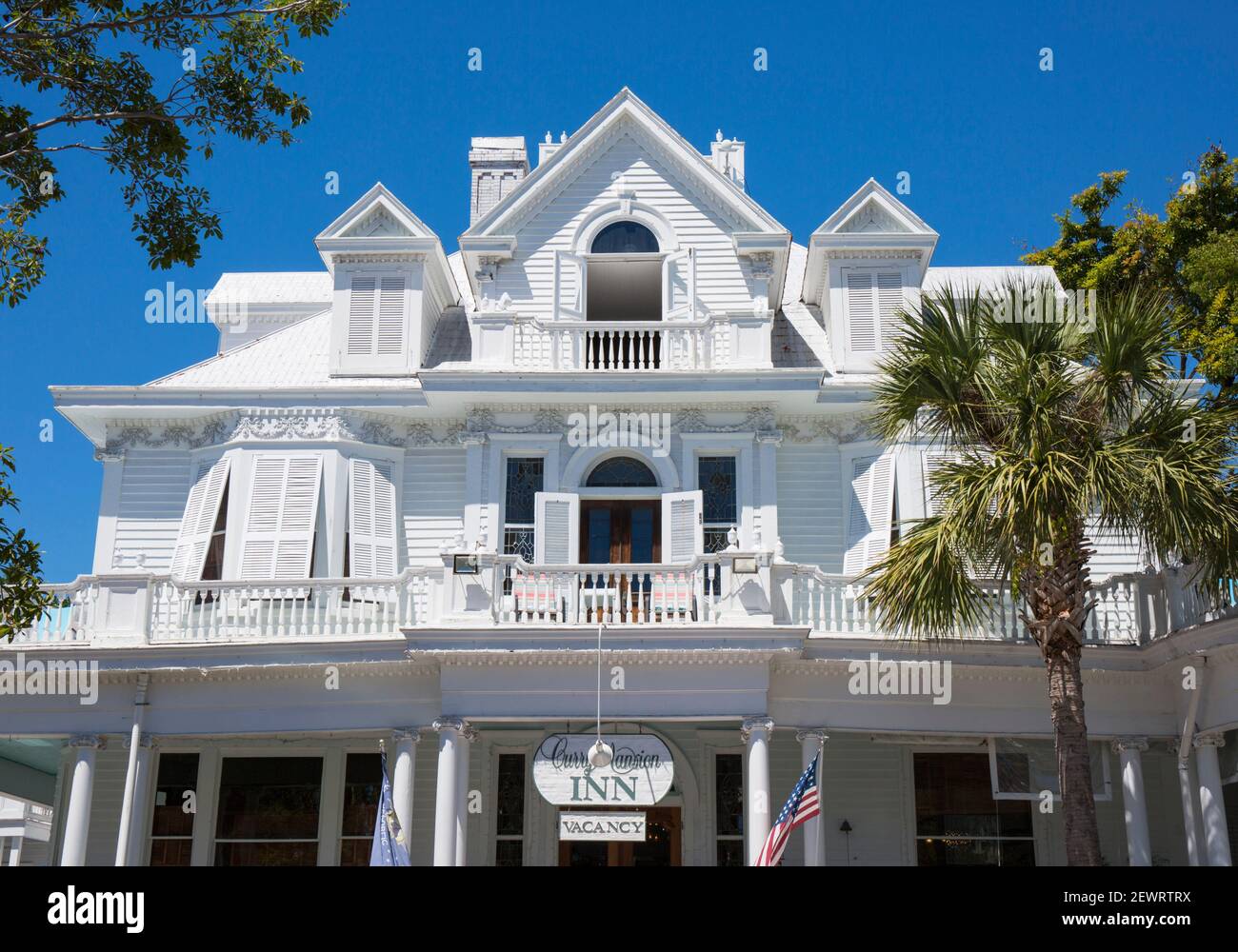 Brillante weiße Fassade des historischen Curry Mansion, jetzt ein Gästehaus, Altstadt, Key West, Florida Keys, Florida, Vereinigte Staaten von Amerika Stockfoto