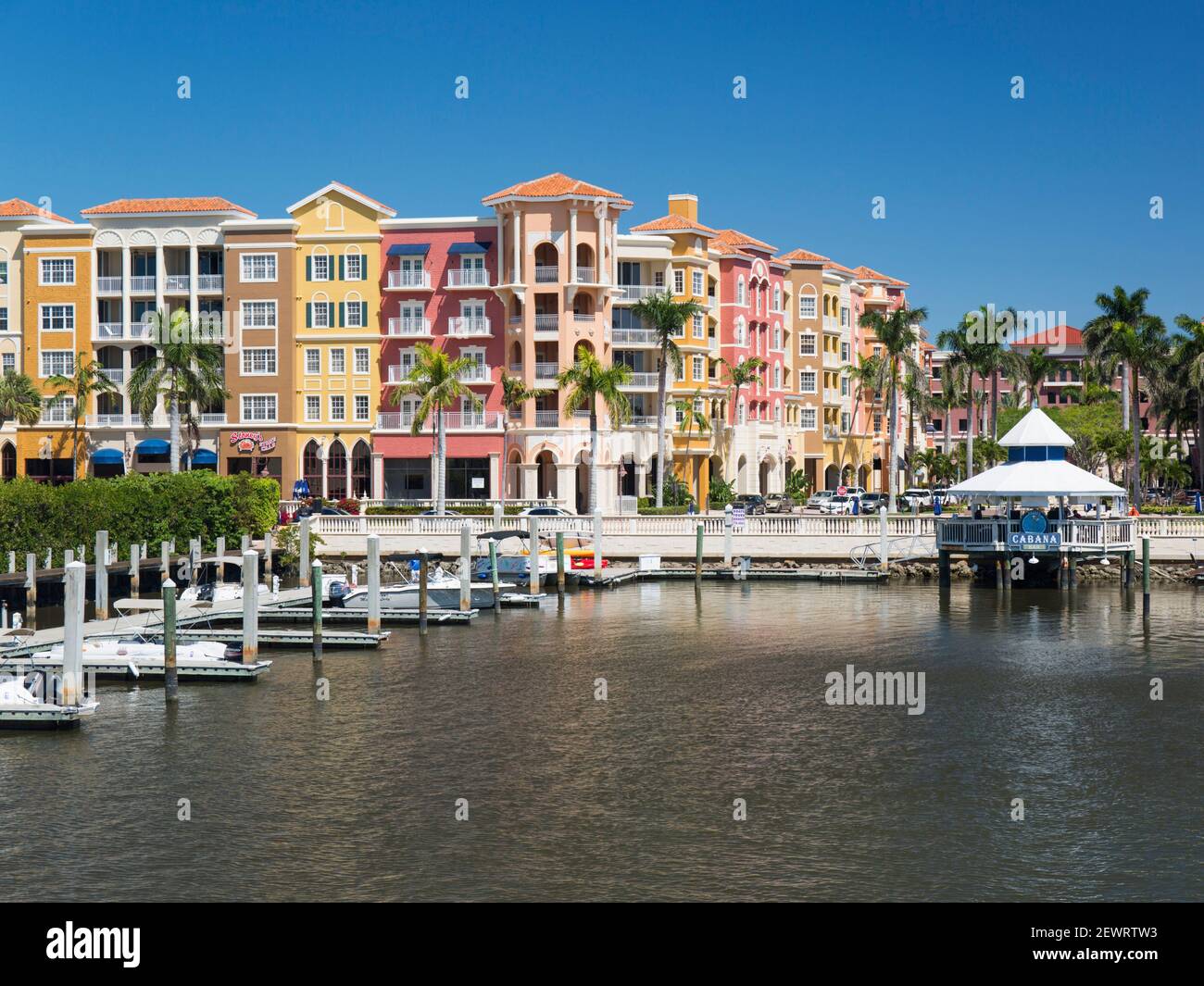 Blick über den Gordon River auf die farbenfrohe Architektur des Bayfront Place, Naples, Florida, USA, Nordamerika Stockfoto