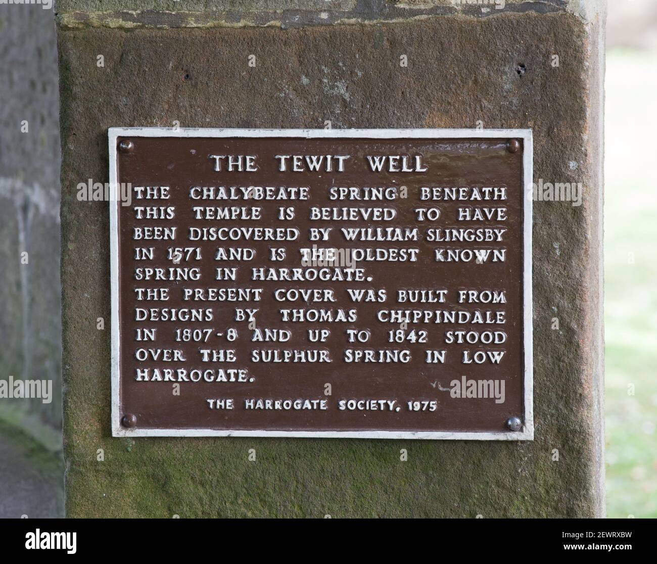 Braune Informationstafel am Tewit Brunnen auf der Harrogate Stray, der ältesten bekannten Quelle in Harrogate Stockfoto